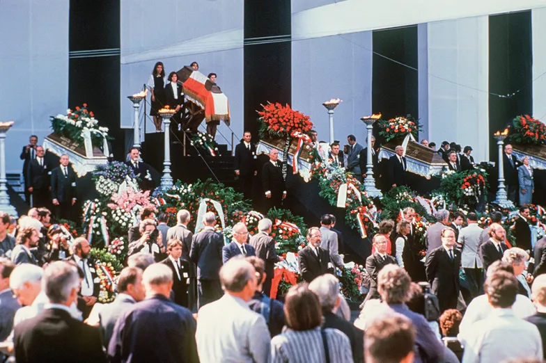 Uroczysty pogrzeb Imre Nagya i jego towarzyszy – straconych po powstaniu 1956 r. i pochowanych wtedy anonimowo – zgromadził w stolicy Węgier ćwierć miliona ludzi. Budapeszt, 16 czerwca 1989 r. / AFP / EASTNEWS