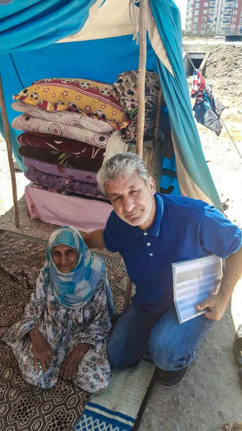 Halel Srour, poeta i dziennikarz z Aleppo, z 105-letnią Aishą Berakat, która także uciekła z Syrii do Turcji. / Zbiory Halela Sroura Halel Srour, poeta i dziennikarz z Aleppo, z 105-letnią Aishą Berakat, która także uciekła z Syrii do Turcji. / Zbiory Halela Sroura