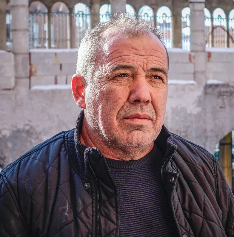 Angel od ponad 20 lat pomaga Justowi w budowie katedry. Mejorada del Campo, 14 stycznia 2021 r. / FOT. ANNA MIKULSKA