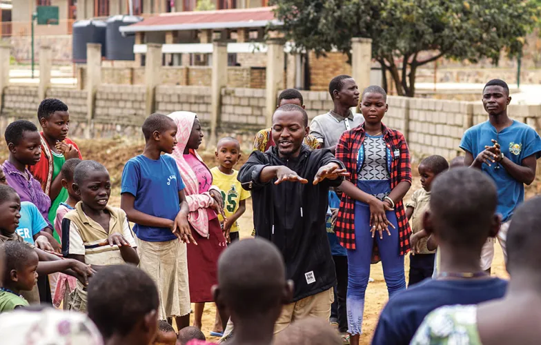 Fundacja Root Foundation uczy bezdomne dzieci, jak prawidłowo myć ręce, aby uchronić się przed koronawirusem. Kigali, Rwanda, marzec 2020 r. / FOT. NATALIA OJEWSKA