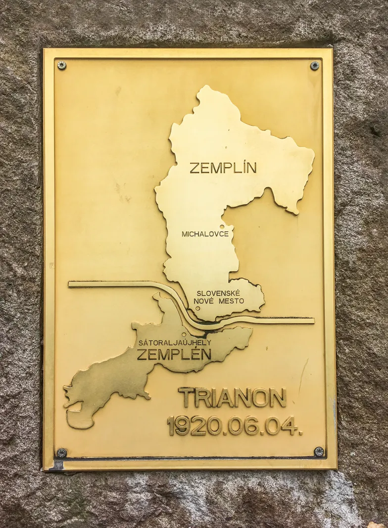Tablica na głazie-pomniku przy węgiersko-słowackim przejściu granicznym nad rzeczką Ronyva/Ronava, przedstawiająca podzielone w 1920 r. miasto i region / DOMINIK HEJI