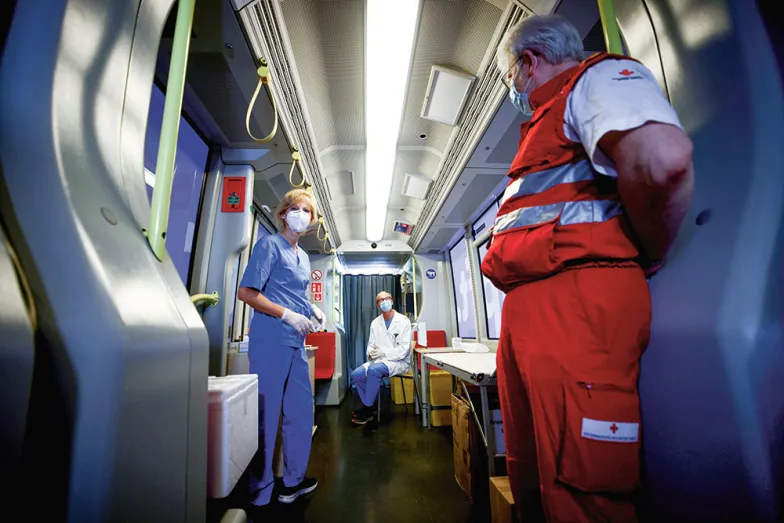 W stanowiącym mobilne ambulatorium tramwaju wiedeńczycy mogą zaszczepić się bezpłatnie przeciw grypie. 1 października 2020 r. / LISI NIESNER / REUTERS / FORUM