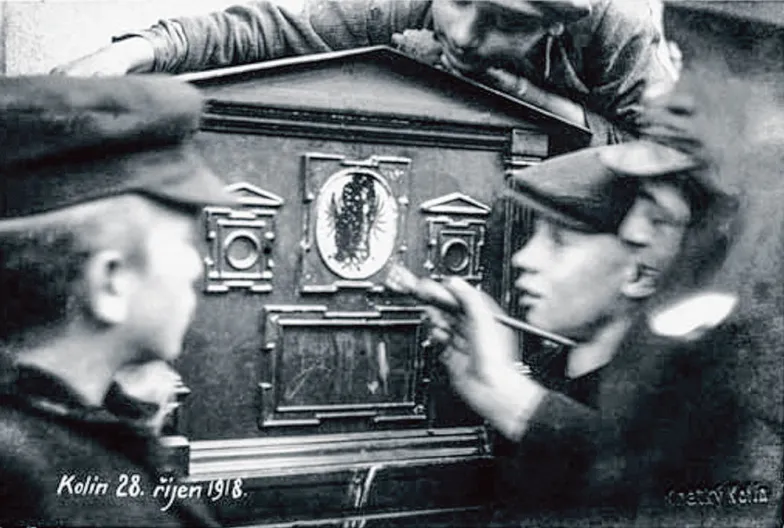 28 października 1918 r. fala demonstracji rozlała się z Pragi na całe Czechy.Na zdjęciu: zamalowywanie orła – godła austriackiego – na skrzynce pocztowej w mieście Kolín w środkowych Czechach / FRANTIŠEK KRATKY / ALAMY STOCK PHOTO / BEW