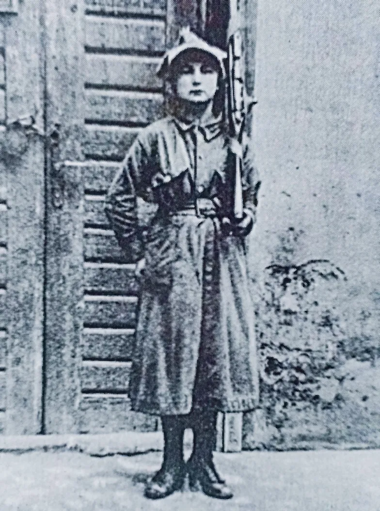 Dziewczyna z Ochotniczej Legii Kobiet na warcie przed koszarami w Krakowie, 1918 lub 1919 r.