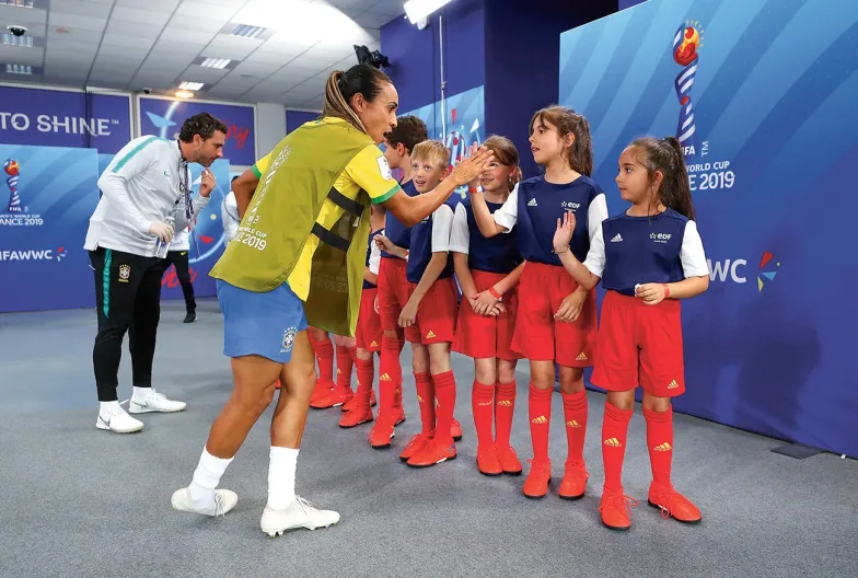 Marta Vieira da Silva przybija „piątki” przed meczem Brazylia– –Jamajka podczas mistrzostw świata. Grenoble, 9 czerwca 2019 r. / NAOMI BAKER – FIFA / GETTY IMAGES Marta Vieira da Silva przybija „piątki” przed meczem Brazylia– –Jamajka podczas mistrzostw świata. Grenoble, 9 czerwca 2019 r. / NAOMI BAKER – FIFA / GETTY IMAGES