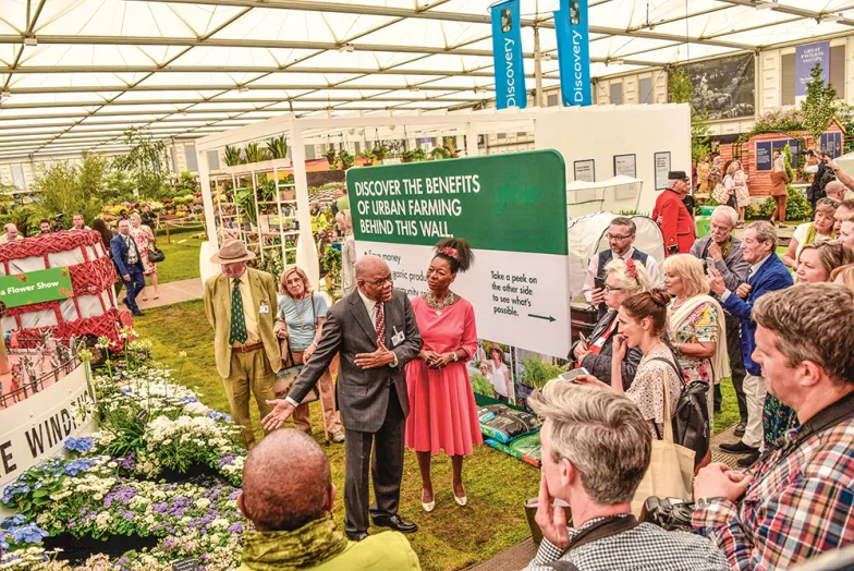 Baronessa Floella Benjamin (w różowej sukni) prezentuje swój ogród poświęcony mieszkańcom Karaibów, którzy po 1945 r. przybyli odbudowywać Wielką Brytanię, czerwiec 2018 r. / FOT. WICEK SOSNA