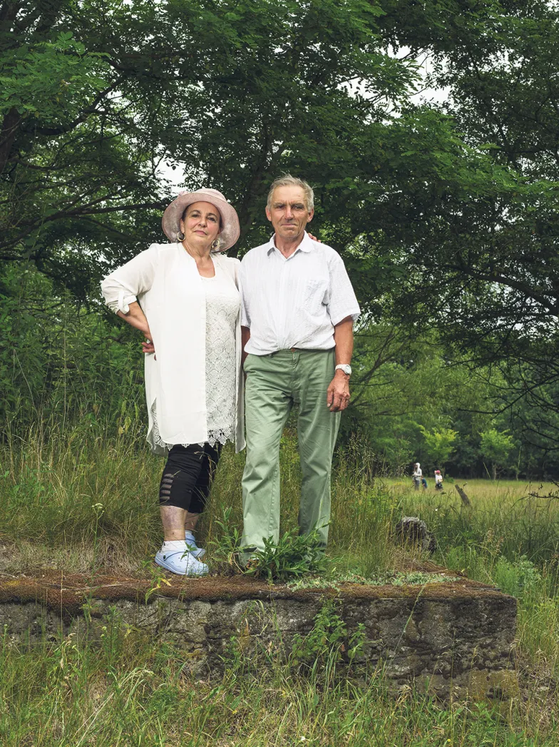 Grazyna Paradowska i jej brat Bogdan na fundamentach spizarni rodzinnego domu / Fot. Darek Golik