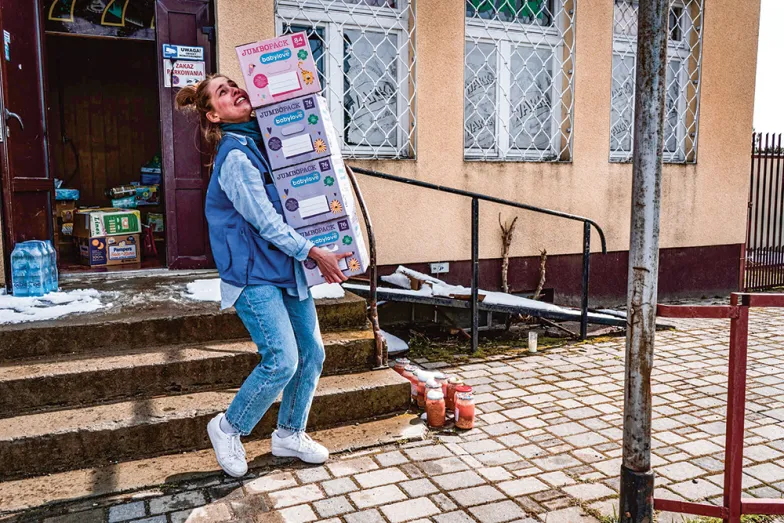 Marta Sitkiewicz, wolontariuszka Polskiej Akcji Humanitarnej, przejście graniczne Zosin/Uściług, kwiecień 2022 r. Fot. Krzysztof Story