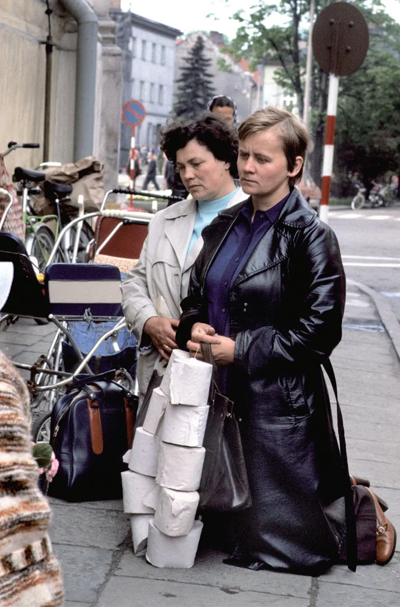 Przed kościołem na rynku w Wadowicach, kilka dni po zamachu na papieża, maj 1981 r.