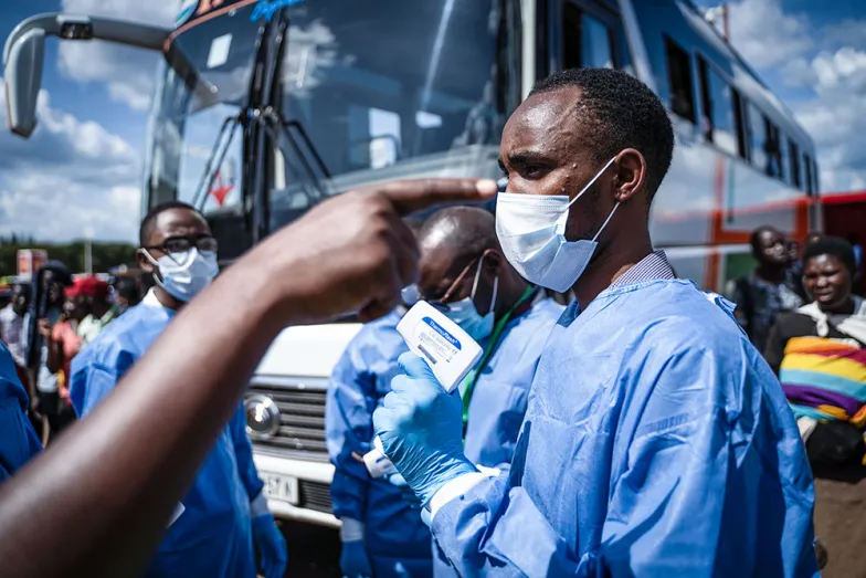Pracownicy służb medycznych monitorują pasażerów na dworcu autobusowym w Kigali. Rwanda, 22 marca 2020 r. / SIMON WOHLFAHRT / AFP / EAST NEWS