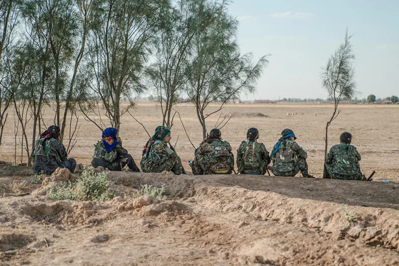 Żołnierki SDF czekają na rozkazy / Fot. Paweł Pieniążek