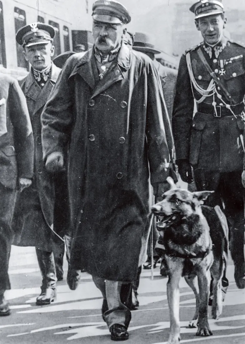 Marszałek Piłsudski w towarzystwie adiutanta mjr. Konrada Zembrzuskiego (z lewej), płk. Józefa Becka (z prawej) oraz psa o imieniu „Pies” w Rumunii, 19 sierpnia 1928 r. / NAC