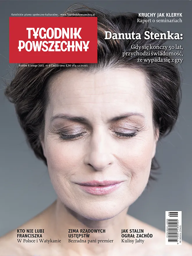 Okładka Tygodnika Powszechnego 6/15 przedstawia zdjęcie mrużącej oczy Danuty Stenki