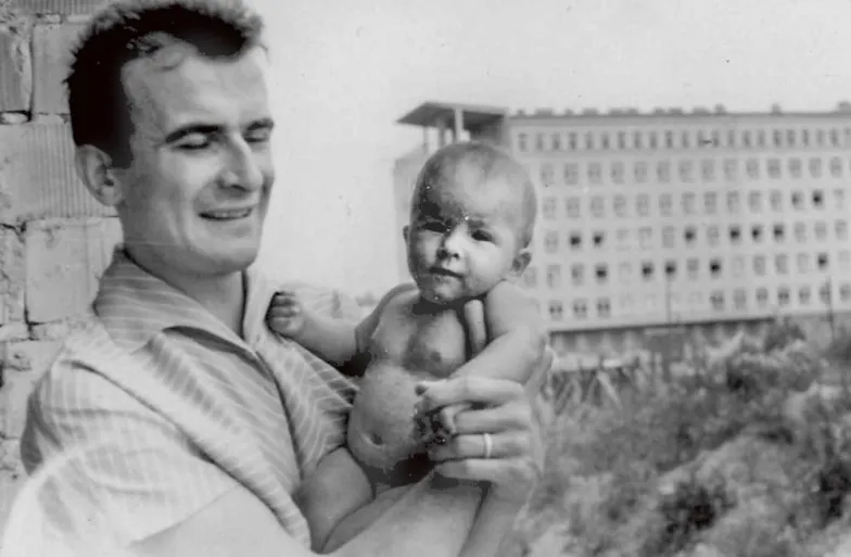 Z córeczką Urszulą, 1962 r. / ARCHIWUM EDWARDA PAŁŁASZA