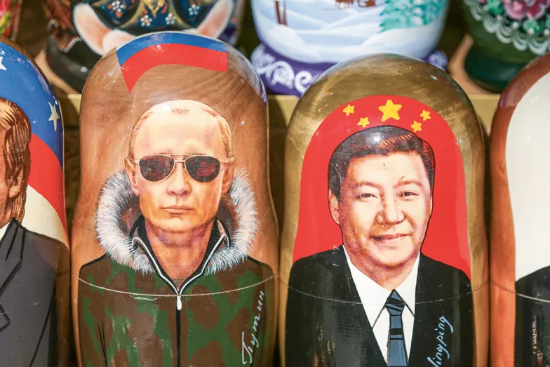 Rosyjskie matrioszki z wizerunkami Putina oraz Xi Jinpinga na stoisku przed Międzynarodowym Forum Ekonomicznym w Sankt Petersburgu, 5 czerwca 2019 r. / FOT. BLOOMBERG / GETTY IMAGES