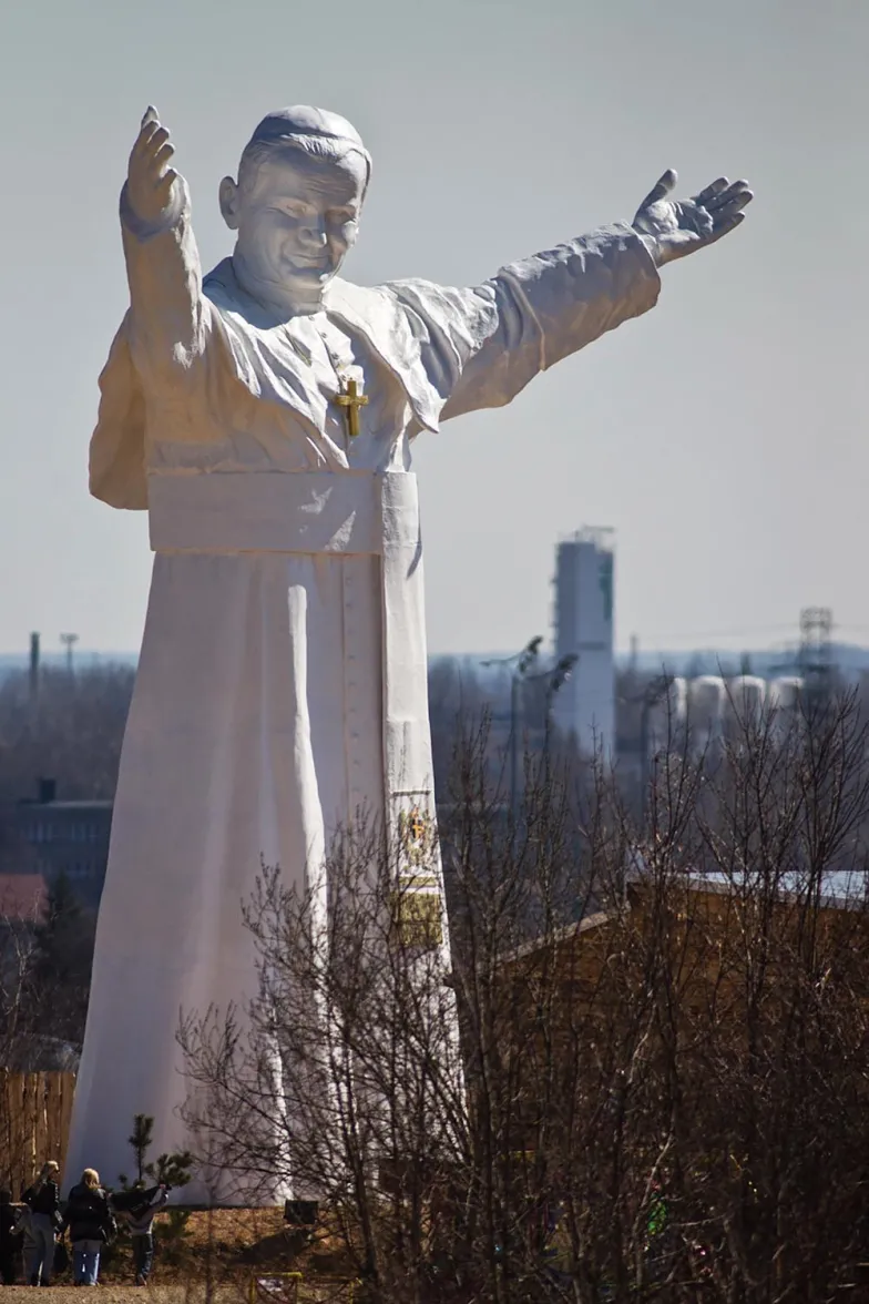 Największa na świecie, 14-metrowa figura Jana Pawła II. Park Miniatur Sakralnych w Częstochowie. / MAREK BARCZYŃSKI / EAST NEWS