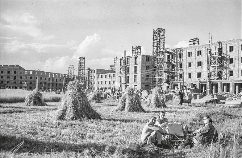 Na budowie osiedla mieszkaniowego w Nowej Hucie, lipiec 1953 r.