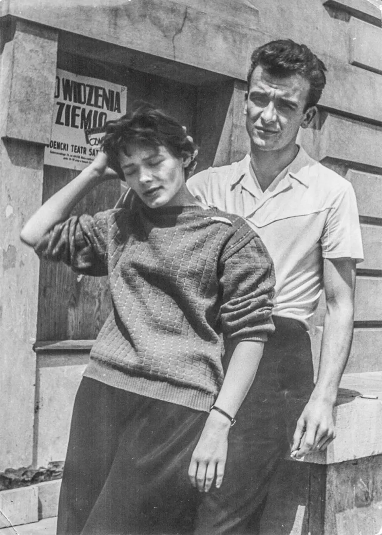 Z Małgorzatą Ślusarek – przyszłą żoną – przed budynkiem Studenckiego Teatru Satyryków STS, 1957 r. / ARCHIWUM EDWARDA PAŁŁASZA