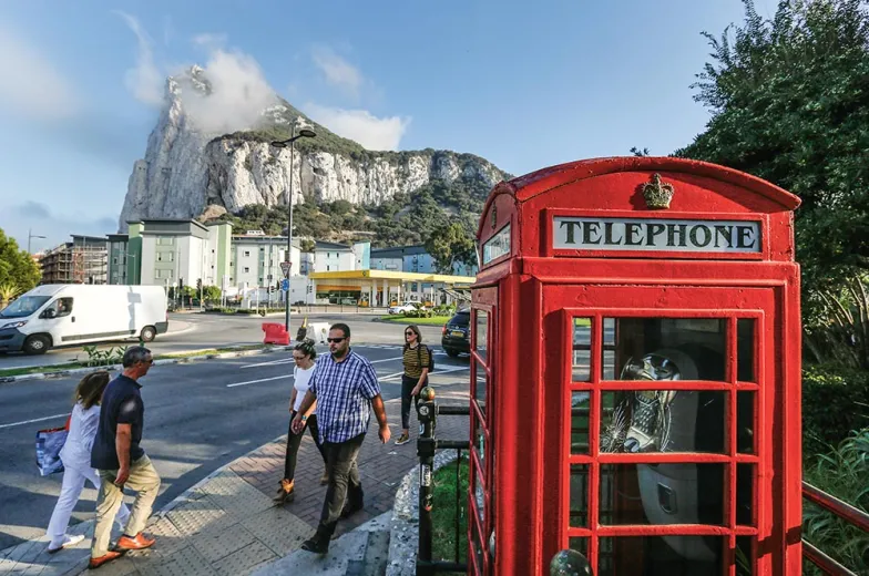 Brytyjska budka telefoniczna na ulicach Gibraltaru, jesień 2019 r. / fot. MARCELO DEL POZO / BLOOMBERG / GETTY IMAGES