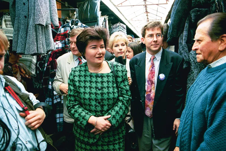 Hanna Gronkiewicz-Waltz jako kandydatka na urząd Prezydenta RP wraz z Ryszardem Czarneckim podczas kampanii wyborczej na bazarze w Lublinie, październik 1995 r. / FOT. WOJCIECH DRUSZCZ / AGENCJA GAZETA