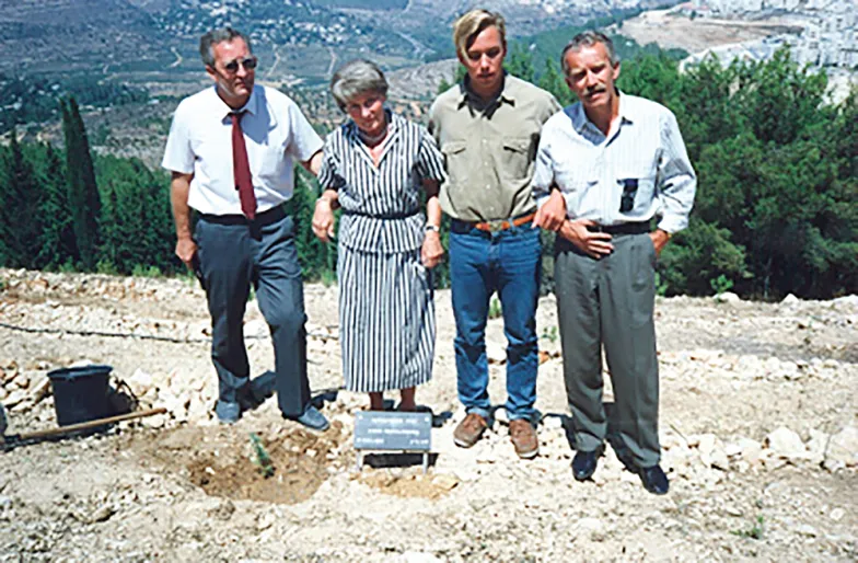 Aleksander B. Skotnicki, Alina Skotnicka oraz Stanisław Russocki z synem w Yad Vashem przy drzewku Anny Sokołowskiej. Jerozolima, 1989 r.