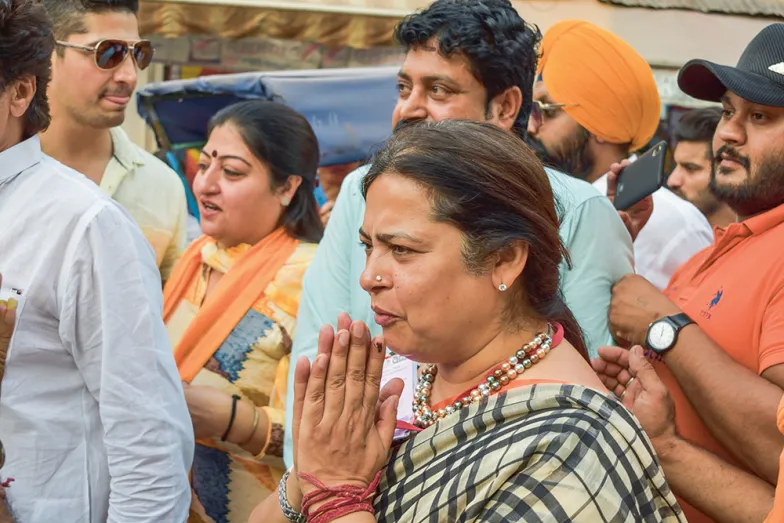 Członkini parlamentu irzeczniczka BJP Meenakshi Lekhi dziękuje lokalnym działaczom swojej partii. Delhi, 12 maja 2019 r. / Fot. Tomasz Augustyniak
