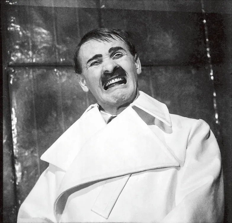 Tadeusz Łomnicki jako Arturo Ui, premiera 6 stycznia 1962 r. // ARCHIWUM TEATRU WSPÓŁCZESNEGO