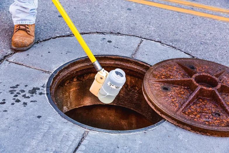 Kontrola ścieków w poszukiwaniu śladów SARS-CoV-2 na Uniwersytecie Arizona. Tucson, sierpień 2020 r.