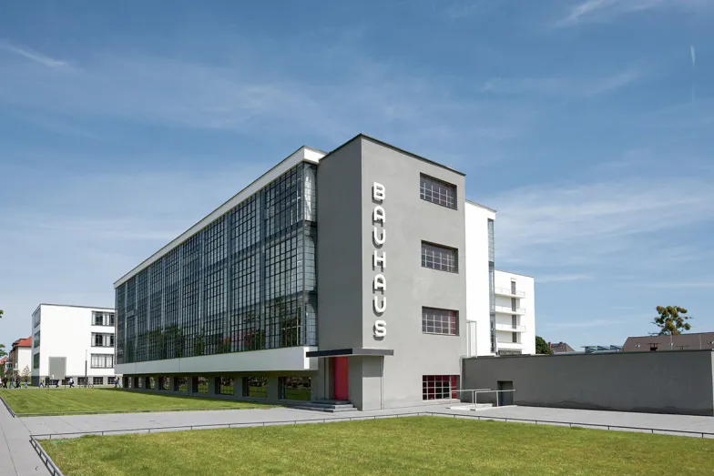 Odrestaurowany budynek Bauhausu projektu Waltera Gropiusa, Dessau, 2010 r.