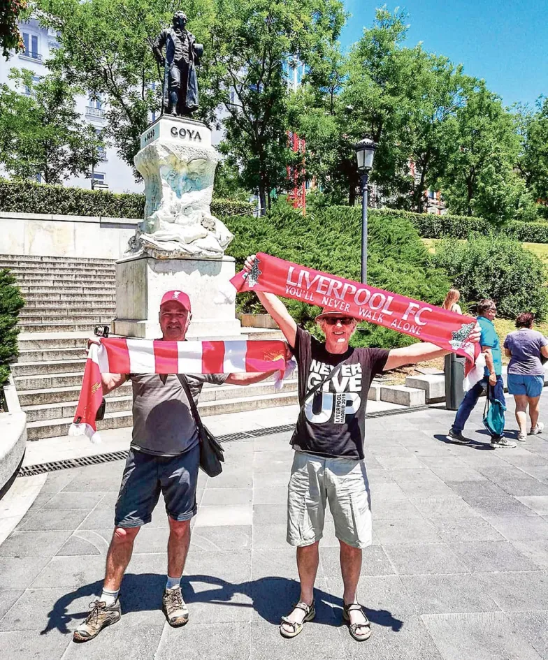 Śpiew zwycięzców słychać nawet dobę po meczu. Dwóch fanów Liverpoolu pod muzeum Prado. / Fot. Michał Okoński