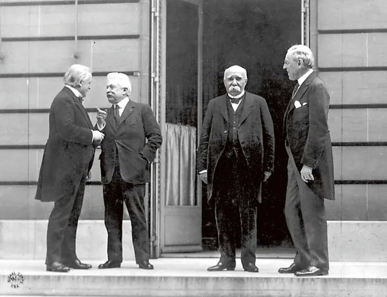 Rada Czterech podczas pokojowej konferencji w Wersalu. Od lewej: David Lloyd George (premier Wielkiej Brytanii), Vittorio Orlando (premier Włoch), Georges Clemenceau (premier Francji) i Woodrow Wilson (prezydent USA), maj 1919 r. / Fot.. EDWARD N. JACKSON