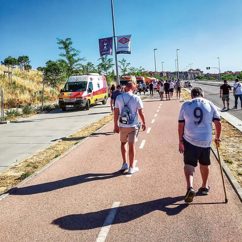 W drodze na stadion kibice obu drużyn szli ramię w ramię, nie czuć było atmosfery zagrożenia, nawet jeśli ktoś w "niewłaściwej" koszulce wchodził samotnie w tłum fanów rywala; za chwilę idący po lewej mężczyzna weźmie ojca pod rękę / Fot. Michał Okoński