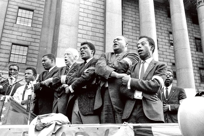 James Baldwin (pierwszy z prawej) podczas demonstracji ku czci czterech ofiar zamachu bombowego w Birmingham (Alabama), Nowy Jork, 22 września 1963 r. / fot. JH / EAST NEWS