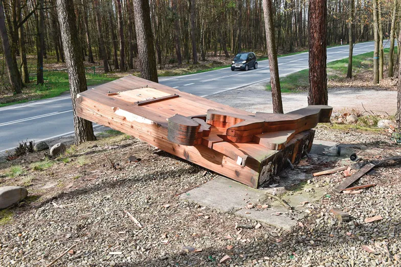 Zdewastowany Pomnik Pamięci o Zagładzie Romów w Borzęcinie Dolnym, 23 kwietnia 2016 r.