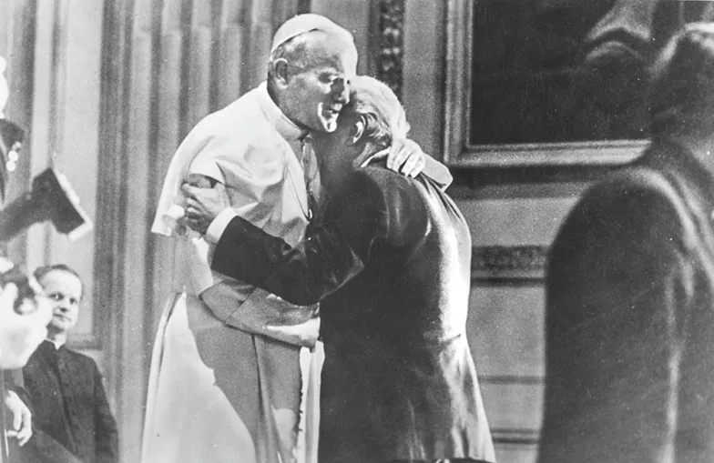 Podczas audiencji dla dziennikarzy po wyborze kard. Wojtyły na papieża, Watykan, 1978 r. / ARCHIWUM "TYGODNIKA POWSZECHNEGO" Podczas audiencji dla dziennikarzy po wyborze kard. Wojtyły na papieża, Watykan, 1978 r. / ARCHIWUM "TYGODNIKA POWSZECHNEGO"