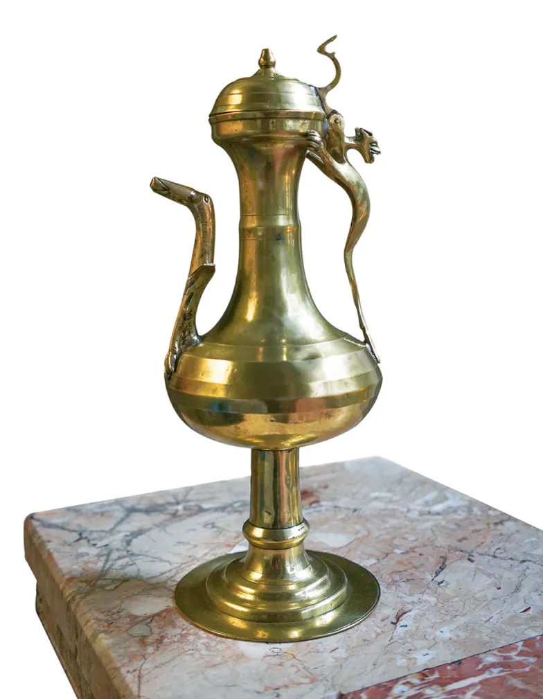 Mosiężny dzban z motywem smoka (XIII/XIV w.), używany w krakowskim klasztorze dominikanów do obrzędu umywania nóg w liturgii Wieczerzy Pańskiej w Wielki Czwartek