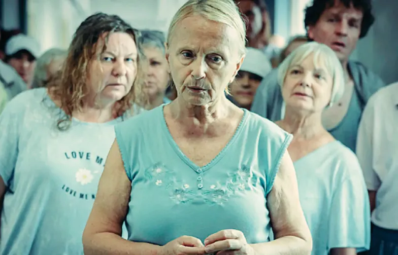 Kadr z filmu „Kobieta na dachu”, na pierwszym planie Dorota Pomykała / MATERIAŁY PRASOWE BLICKPRODUCTIONS