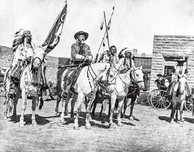 Buffalo Bill i Indianie z jego zespołu. Zdjęcie zrobiono prawdopodobnie w amerykańskim stanie Wyoming w 1907 r. / UNDERWOOD ARCHIVES / UIG