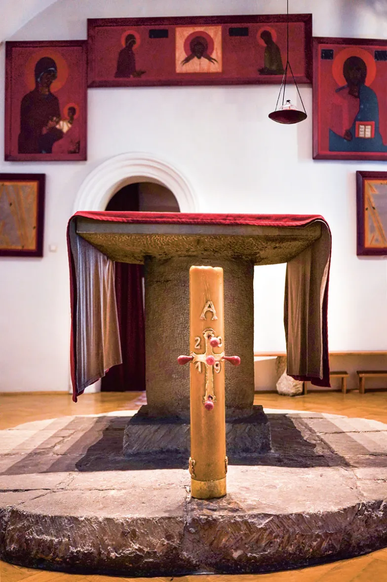 Paschał w kaplicy akademickiej krakowskiego klasztoru dominikanów, w tle ikony Jerzego Nowosielskiego