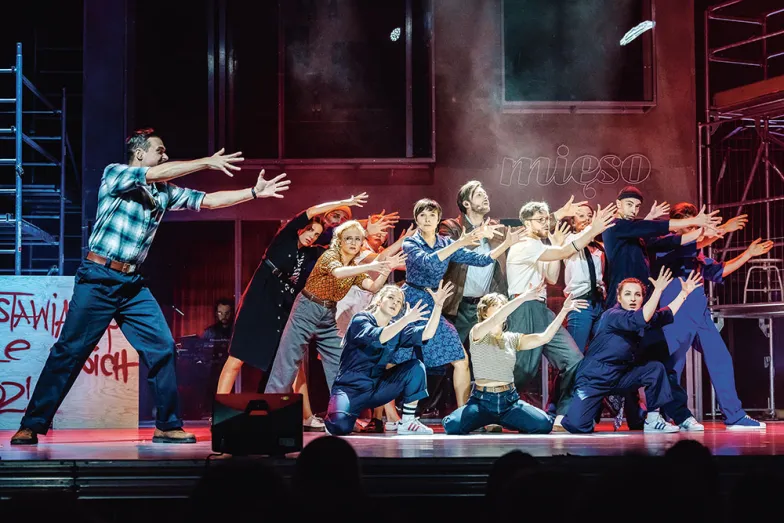 Scena zbiorowa z musicalu „1989” w reż. Katarzyny Szyngiery w Teatrze Szekspirowskim w Gdańsku/ DAWID LINKOWSKI / GDAŃSKI TEATR SZEKSPIROWSK