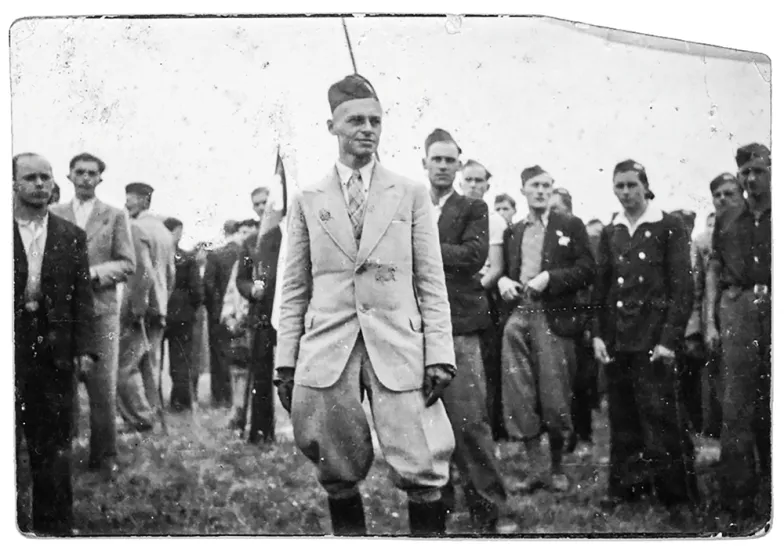 Pilecki z młodzieżą z powiatu lidzkiego (gdzie mieszkał i działał jako społecznik) w Warszawie, koniec lat 30. / Fot. AIPN