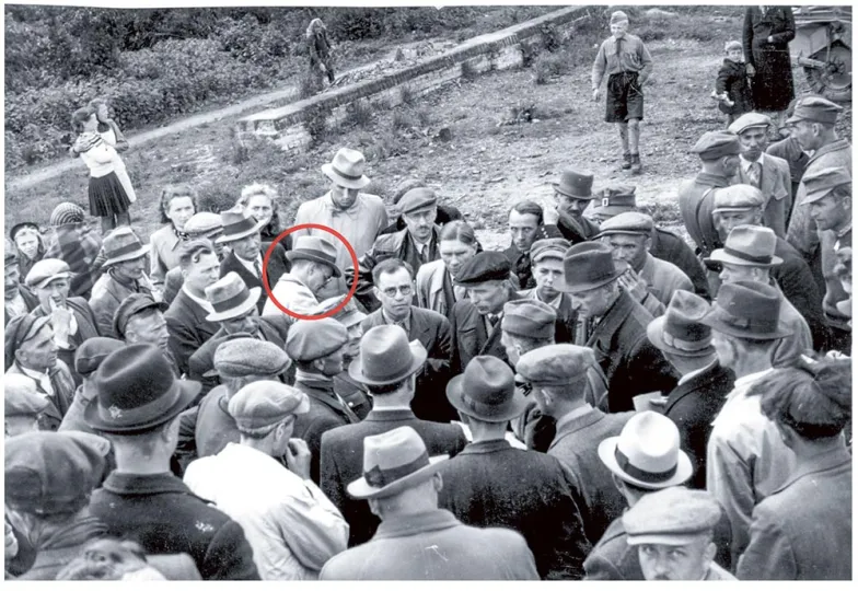 Komisja w Chełmnie nad Nerem z okolicznymi mieszkańcami, 1945 r. Zaznaczono Leszczyńskiego / NACHMAN ZONABEND / YAD VASHEM Komisja w Chełmnie nad Nerem z okolicznymi mieszkańcami, 1945 r. Zaznaczono Leszczyńskiego / NACHMAN ZONABEND / YAD VASHEM