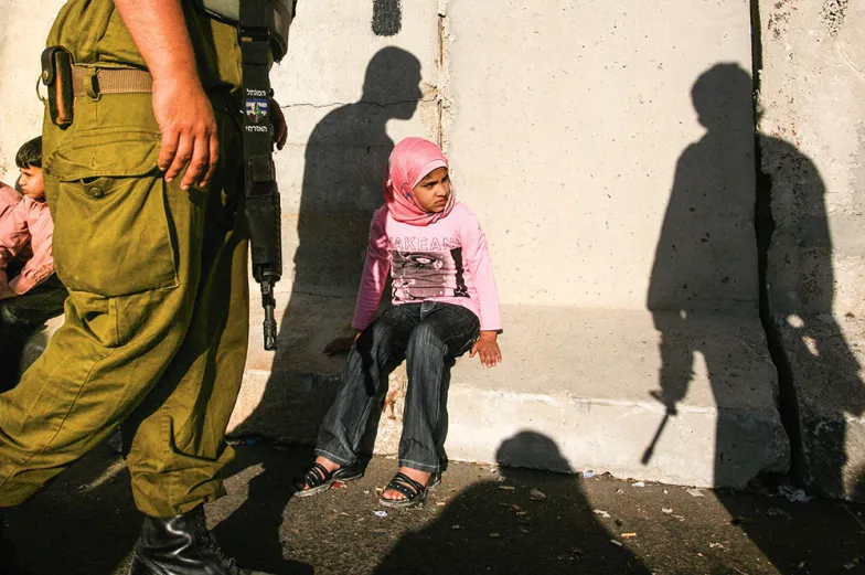 Przy punkcie kontrolnym, Betlejem, wrzesień 2009 r. / MUSA AL-SHAER / AFP / EAST NEWS Przy punkcie kontrolnym, Betlejem, wrzesień 2009 r. / MUSA AL-SHAER / AFP / EAST NEWS