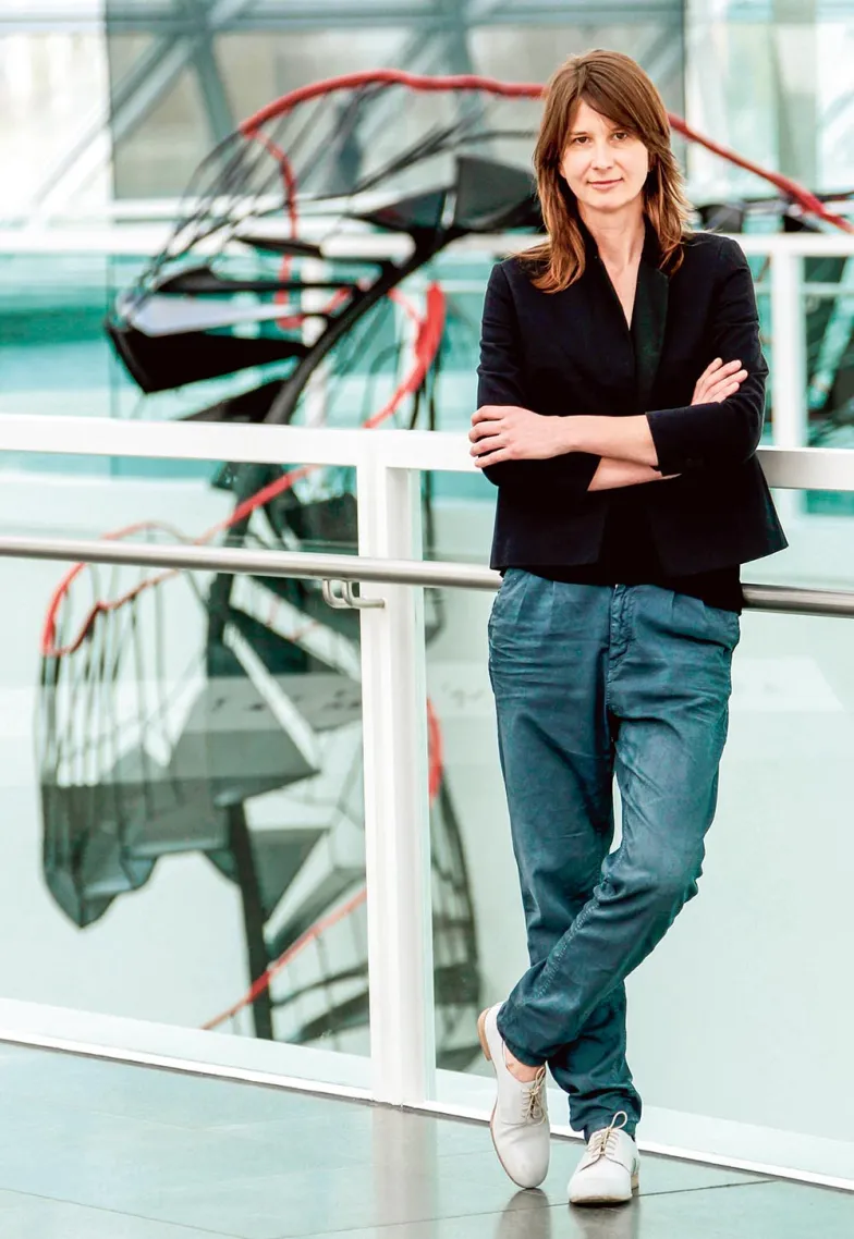 Monika Sosnowska na tle swojej instalacji w Muzeum K21 w Düsseldorfie, kwiecień 2010 r.