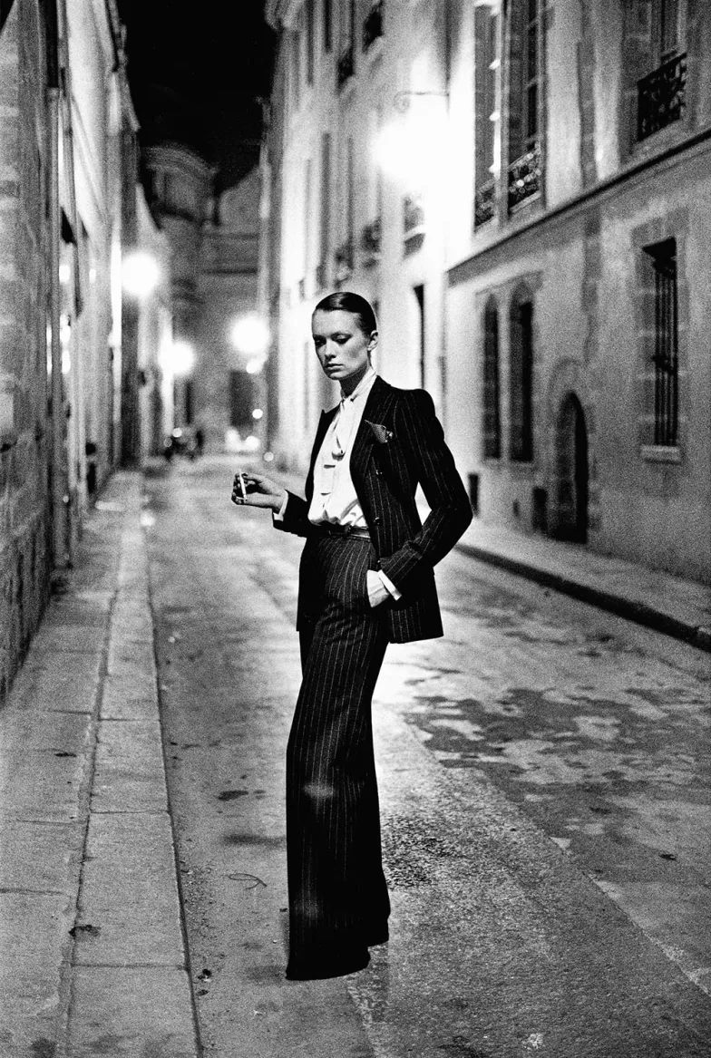 Ulica Aubriot, Paryż. Sesja kolekcji domu mody Yves Saint Laurent, „Vogue” edycja francuska, 1975 r.