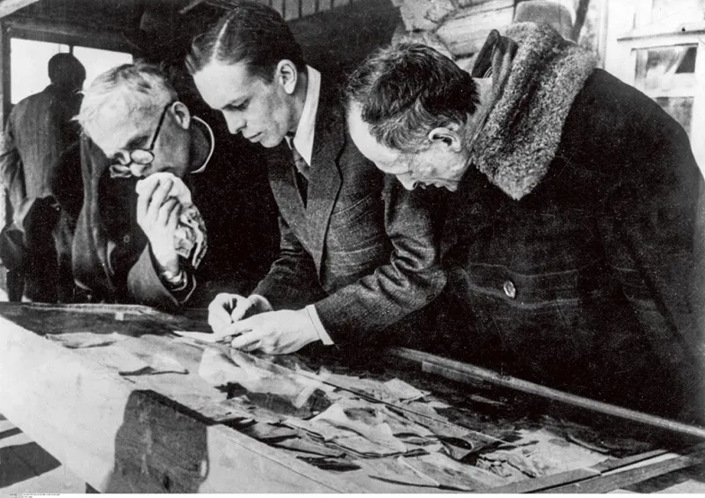 Ks. Stanisław Jasiński (pierwszy z lewej), przedstawiciel arcybiskupa krakowskiego kard. Adama Sapiehy podczas ekshumacji w Katyniu, kwiecień 1943 r.