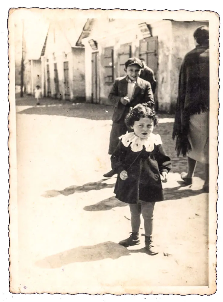 Córka Chaima Fledenhandlera na ulicy w Michowie, lata 30. Dziewczynka nie przeżyła wojny. / Ze zbiorów Yad Vashem