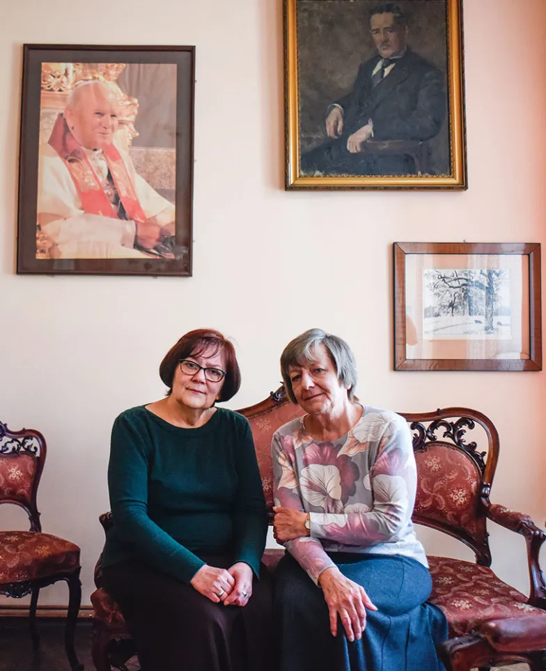 Zofia i Anna Siłkowskie w swoim domu w Wadowicach, 26 maja 2021 r.