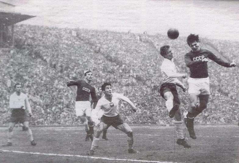 Zdjęcie z meczu Polska–ZSRR, 1957 r. / ARCHIWUM „SPORTU” / STADION ŚLĄSKI