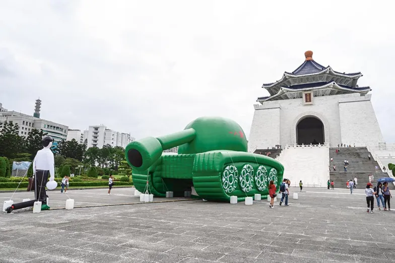 Shake, „Tank Man”, instalacja przed Halą Pamięci Czang Kaj-szeka, Tajwan, Tajpei, maj 2019 r. / SAM YEH / AFP / EAST NEWS